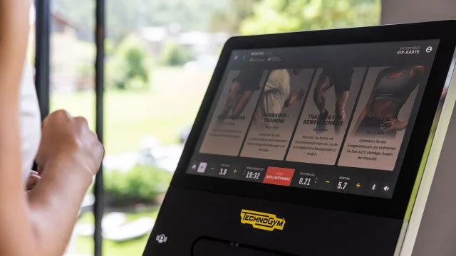 Fitnessgerät mit Trainingsoptionen und Bildschirmansicht.