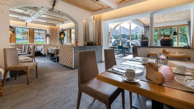 Helles und modernes Restaurant mit gemütlicher Atmosphäre.