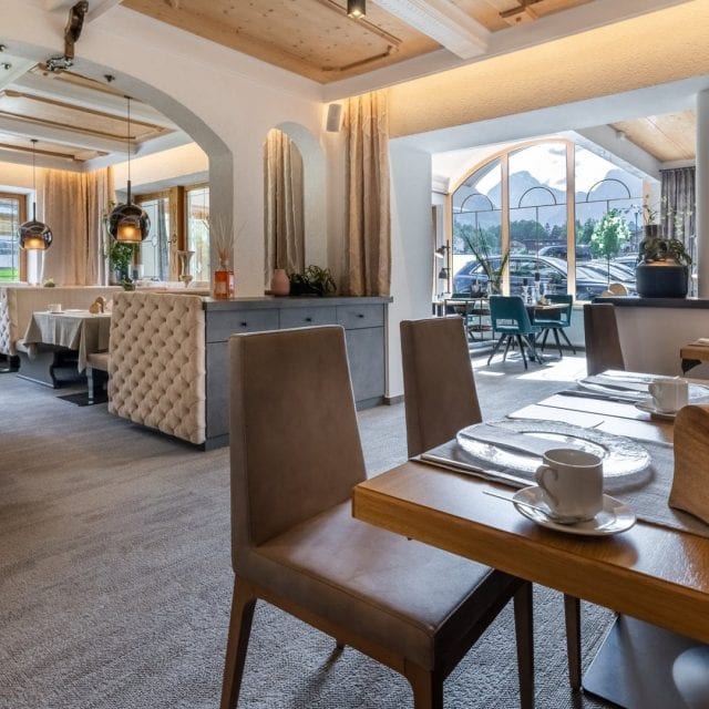 Helles und modernes Restaurant mit gemütlicher Atmosphäre.