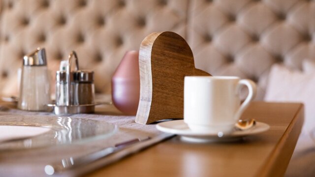 Gemütlicher Tisch mit Herzdeko und Tasse