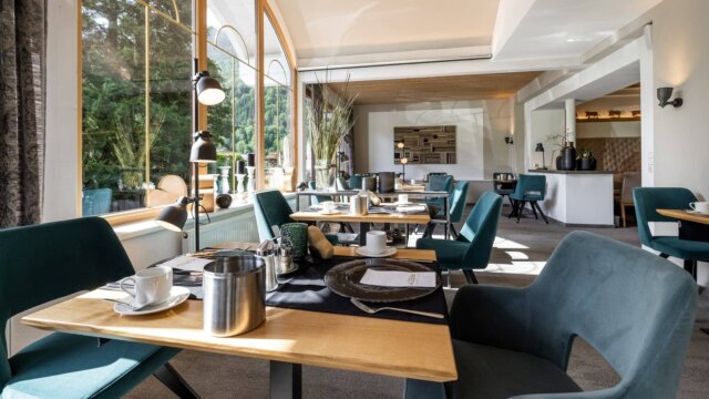 Helles, modernes Restaurant mit gemütlicher Atmosphäre.