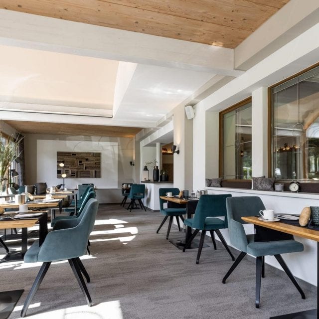 Moderne Restaurantinneneinrichtung mit Fensterblick