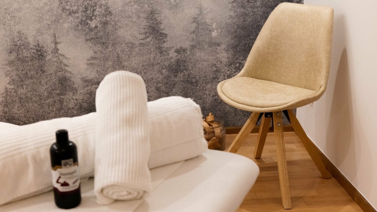 Wohlfühlbereich mit Handtüchern und Stuhl