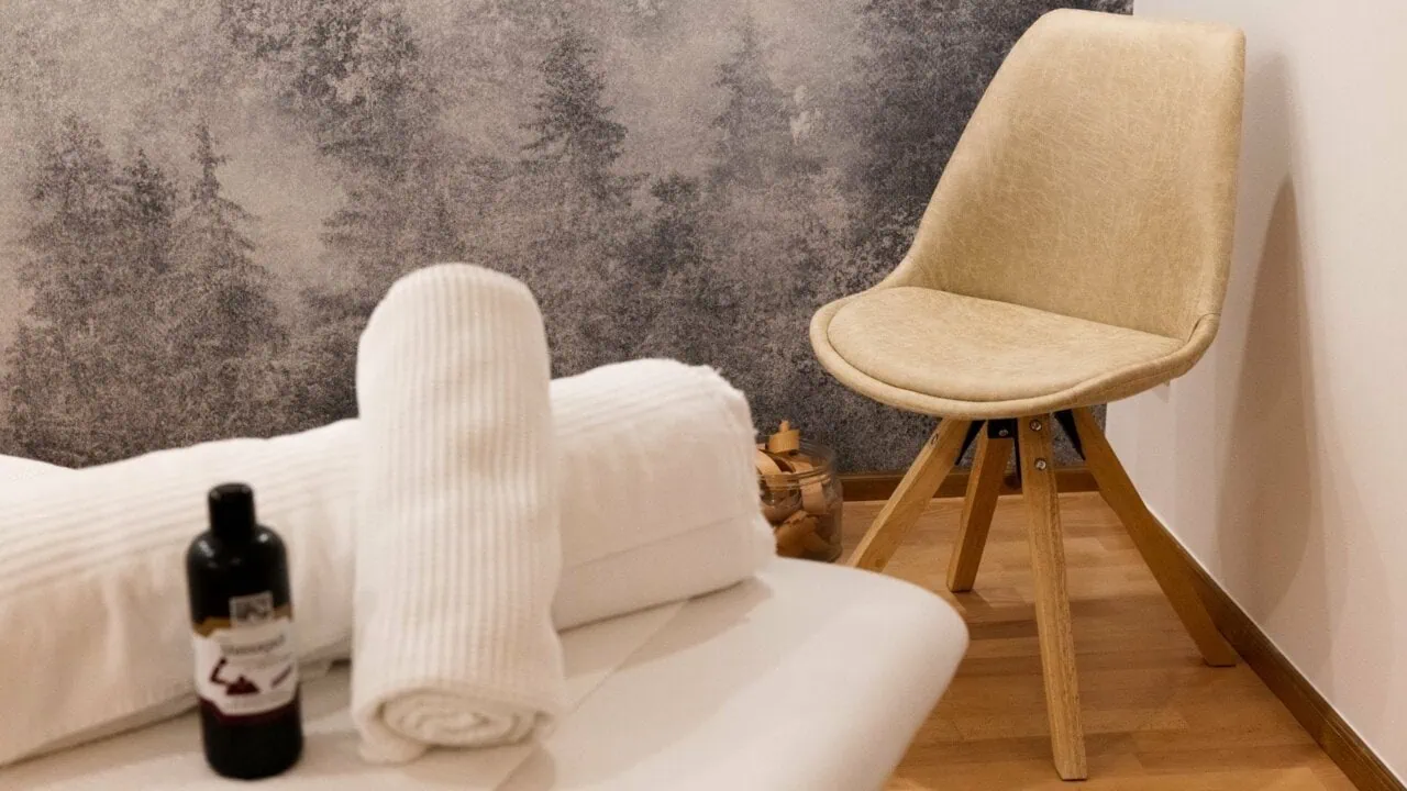Wohlfühlbereich mit Handtüchern und Stuhl