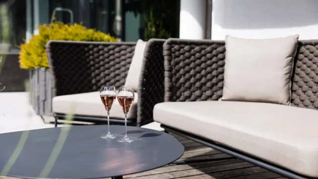 Zwei Gläser Roséwein auf einem Tisch