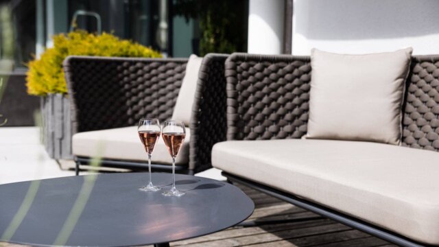 Zwei Gläser Roséwein auf einem Tisch