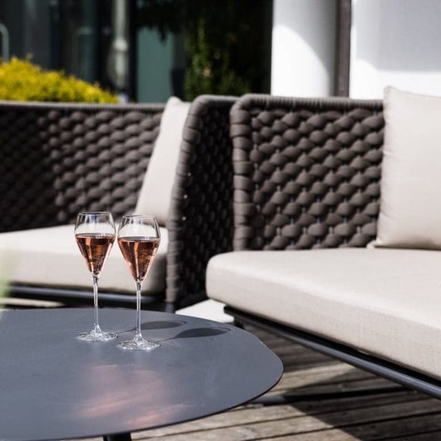 Zwei Gläser Roséwein auf einem Tisch