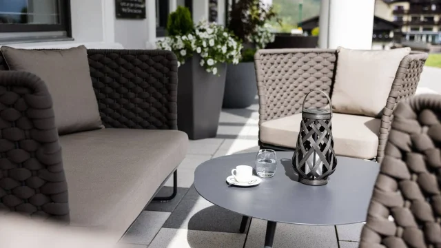 Gemütliche Sitzecke mit Tisch und Laterne