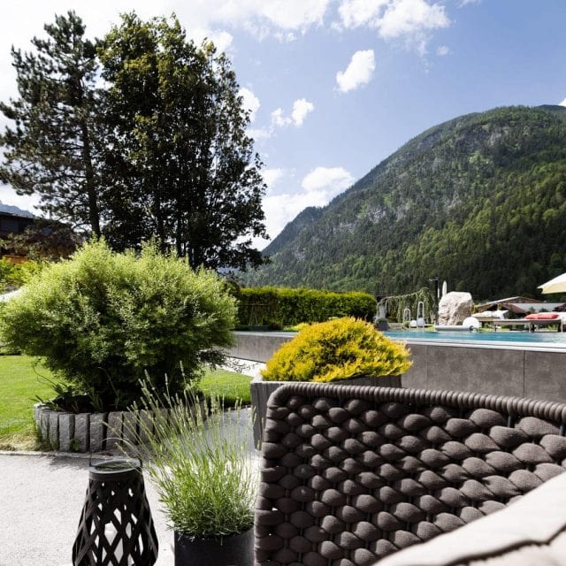 Blick auf Garten mit Pool und Bergen