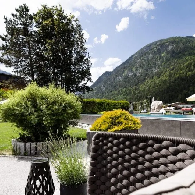 Blick auf Garten mit Pool und Bergen
