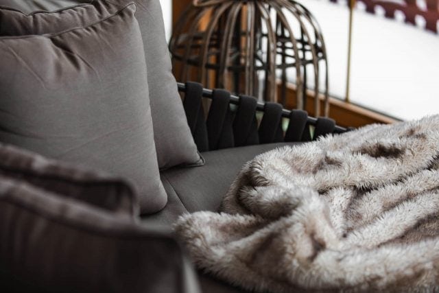 Gemütliches Sofa mit Kissen und Decke