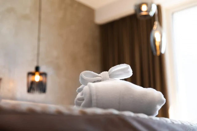 Gefaltetes Handtuch auf einem Bett