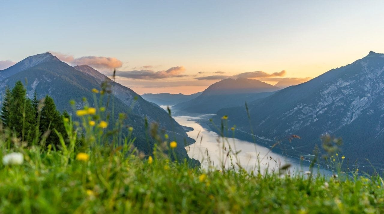 Berglandschaft mit Fluss im Sonnenuntergang