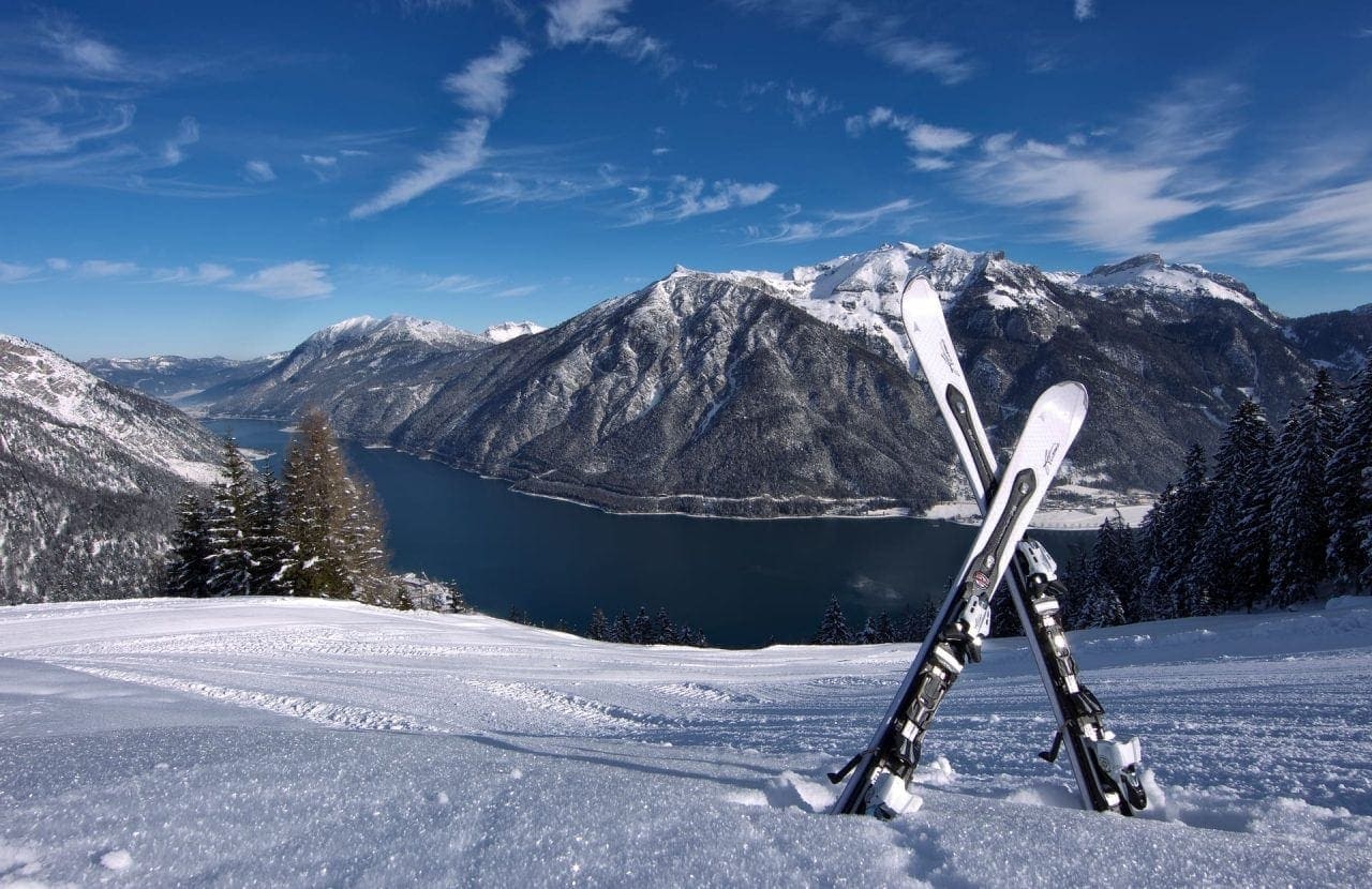 Skierlebnis in den Bergen mit schneebedeckten Landschaften