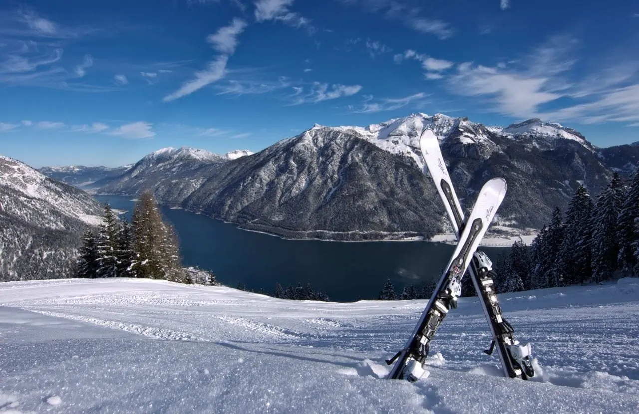 Skierlebnis in den Bergen mit schneebedeckten Landschaften