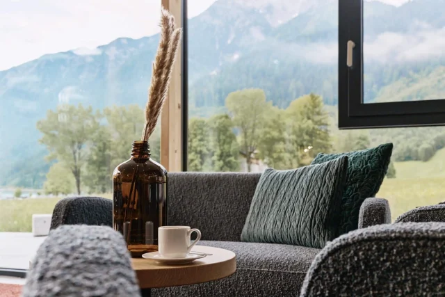 Gemütliches Wohnzimmer mit Blick auf die Berge.