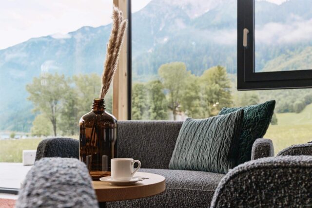 Gemütliches Wohnzimmer mit Blick auf die Berge.