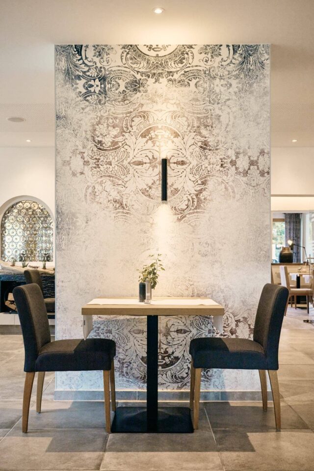 Modernes Restaurant mit elegantem Tisch und Stühlen.