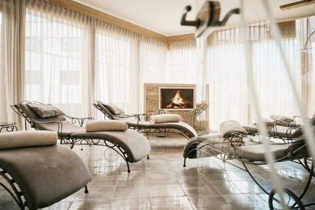 Gemütlicher Ruheraum mit Kamin und Liegen.