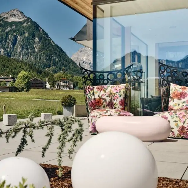 Gemütliche Sitzecke mit Bergblick.