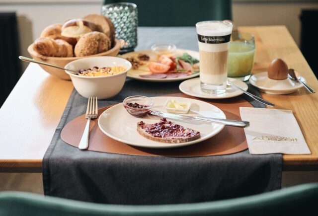 Vielfältiges Frühstück auf einem gedeckten Tisch