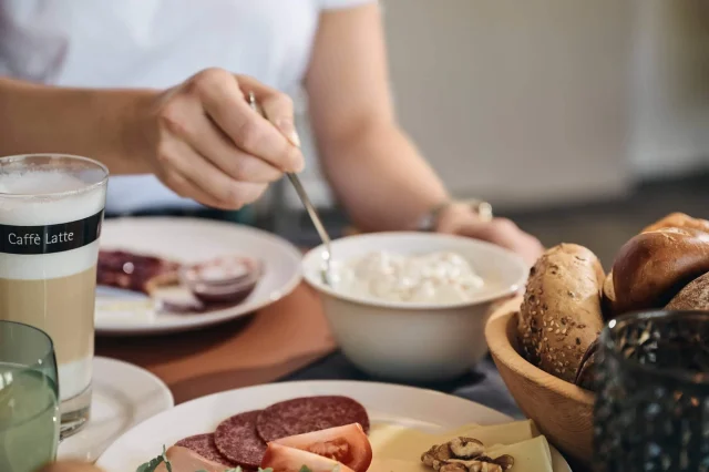 Frühstück mit Joghurt, Brot und Caffè Latte