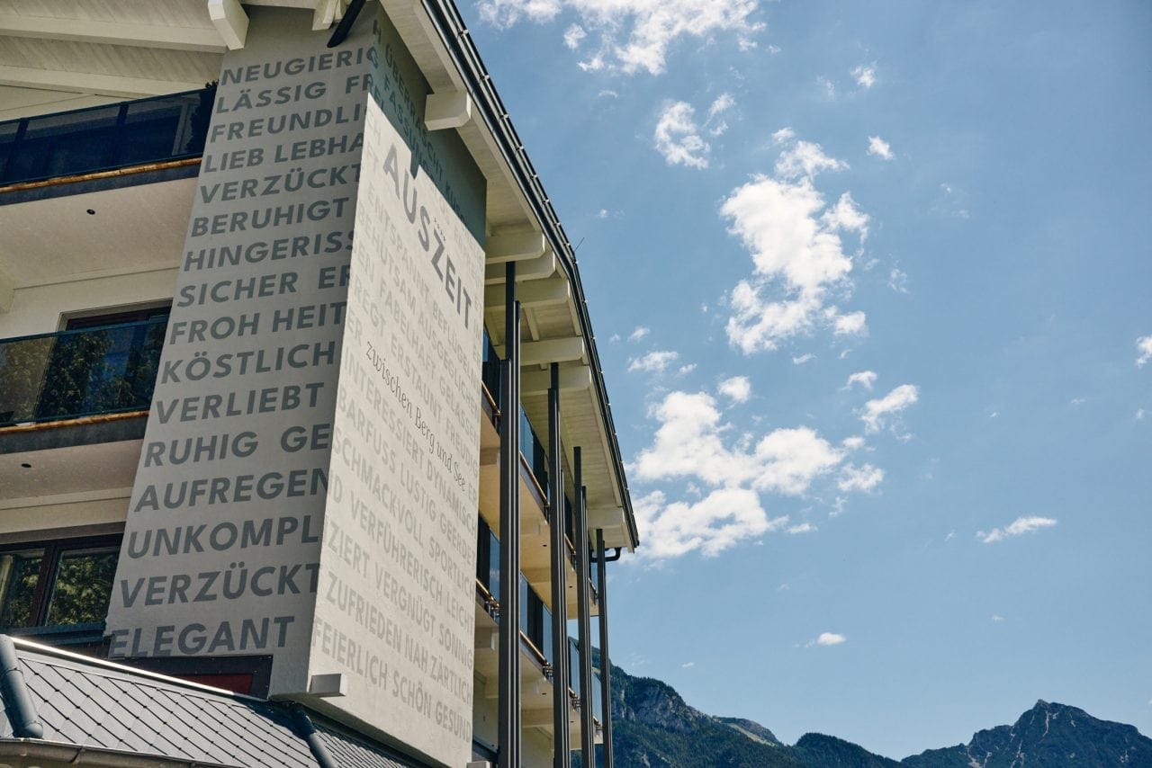 Fassade mit Worten zur Entspannung und Auszeit