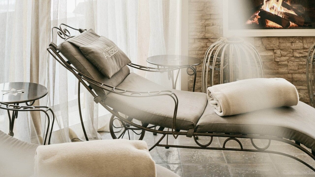 Entspannende Liegen im Wellnessbereich mit Kamin