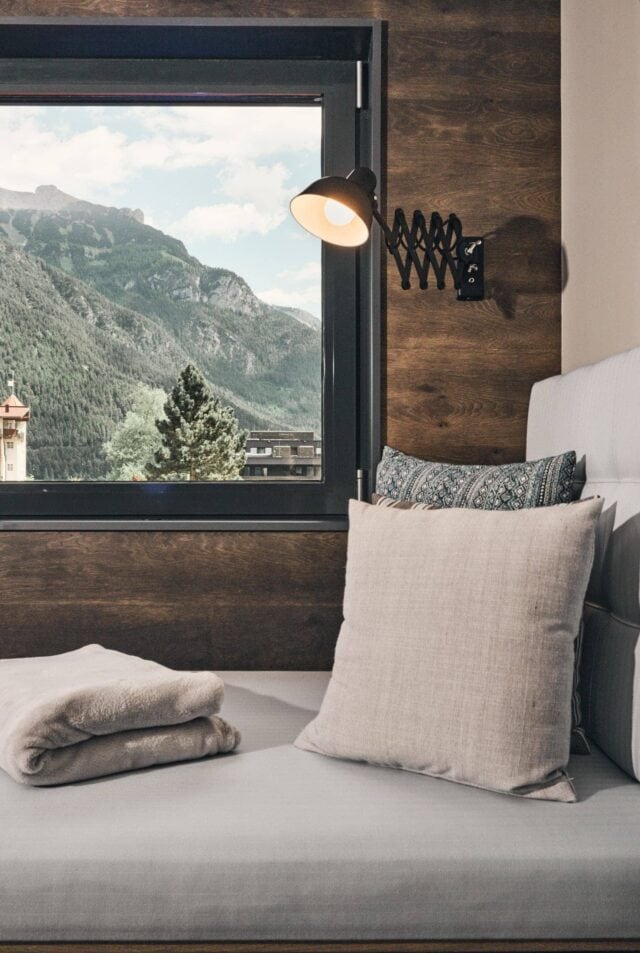 Gemütliches Zimmer mit Fenster und Ausblick