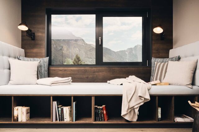 Gemütlicher Raum mit Fenster und Bücherregal