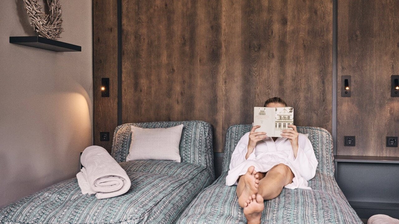 Entspannende Leseatmosphäre im Schlafzimmer.
