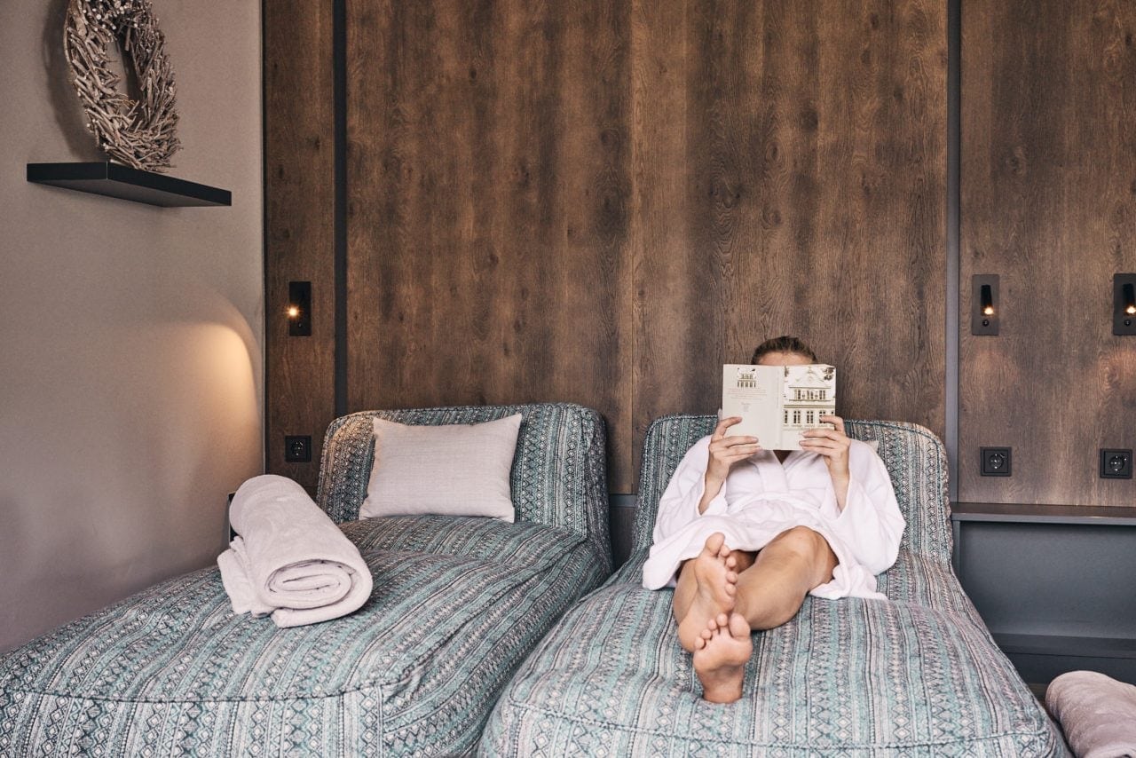 Entspannende Leseatmosphäre im Schlafzimmer.