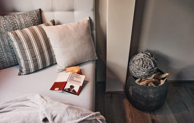 Gemütliche Leseecke mit Kissen und Büchern