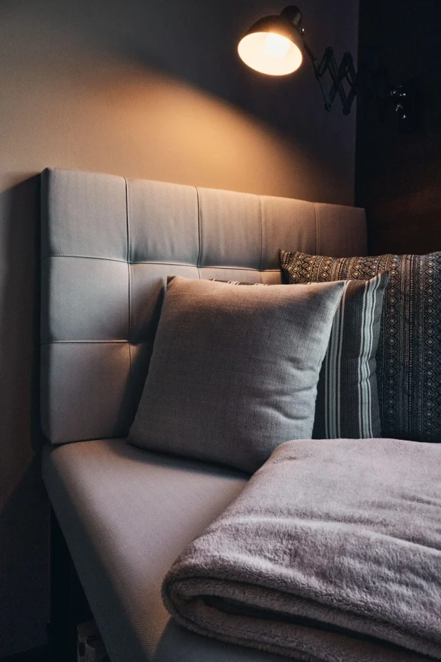 Gemütliche Couch mit Kissen und Decke