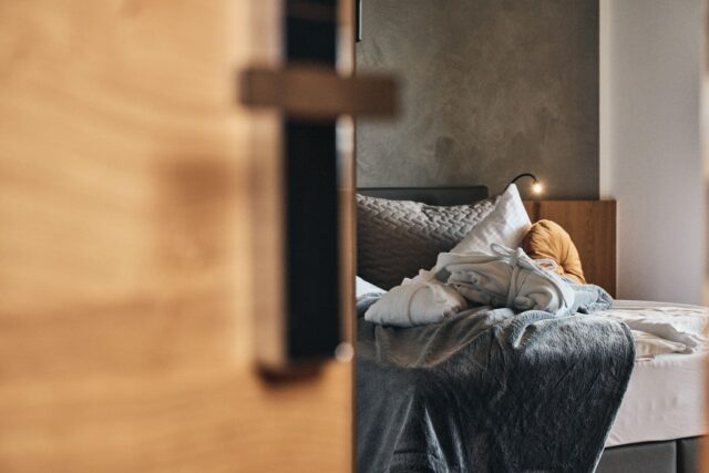 Ein gemütliches Schlafzimmer mit Decken und Kissen.