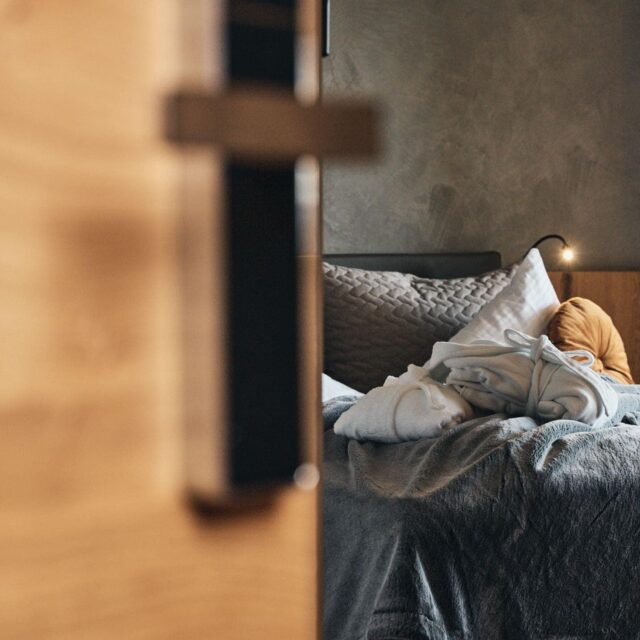Ein gemütliches Schlafzimmer mit Decken und Kissen.