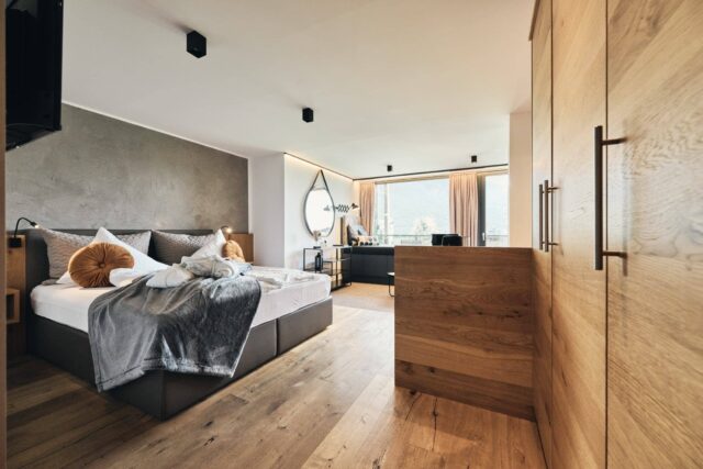Helles, modernes Schlafzimmer mit Holzdetails