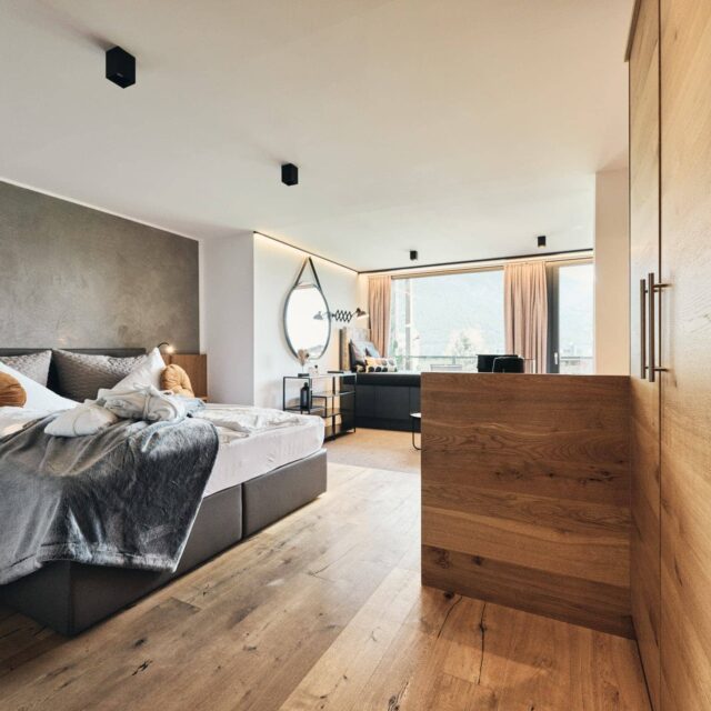 Helles, modernes Schlafzimmer mit Holzdetails
