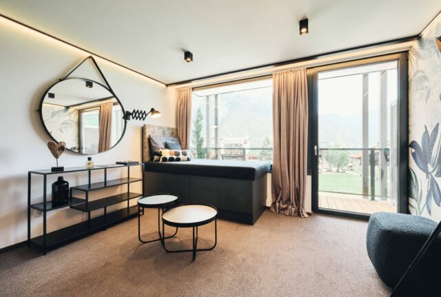 Modernes Zimmer mit Fenster und stilvollen Möbeln