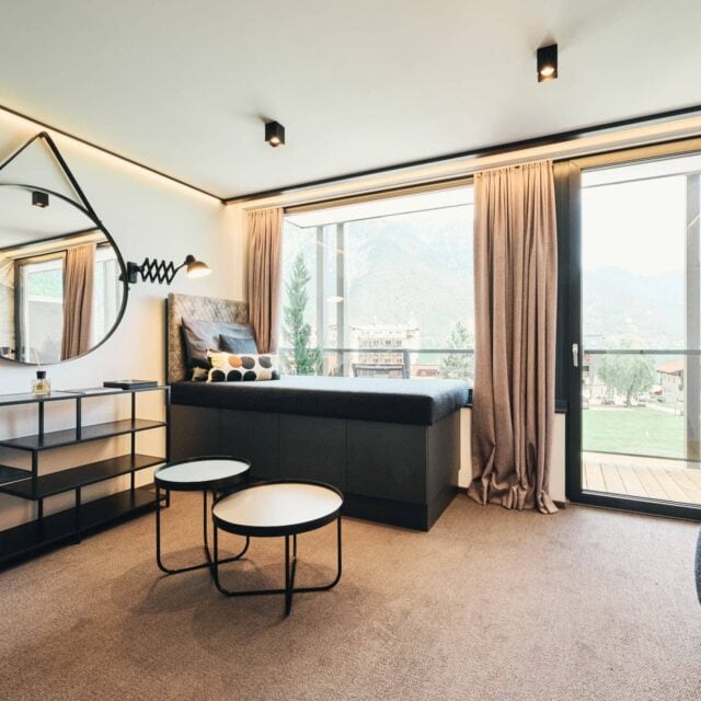 Modernes Zimmer mit Fenster und stilvollen Möbeln