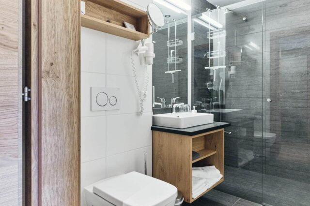 Modernes Badezimmer mit Dusche und Holzregal