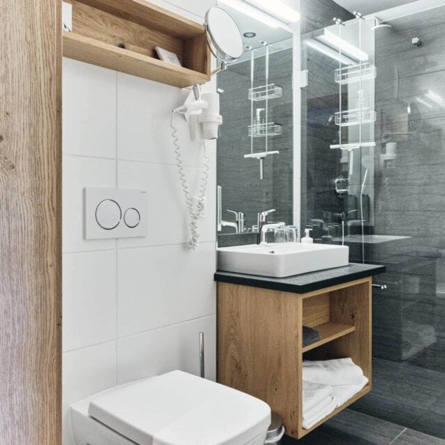 Modernes Badezimmer mit Dusche und Holzregal