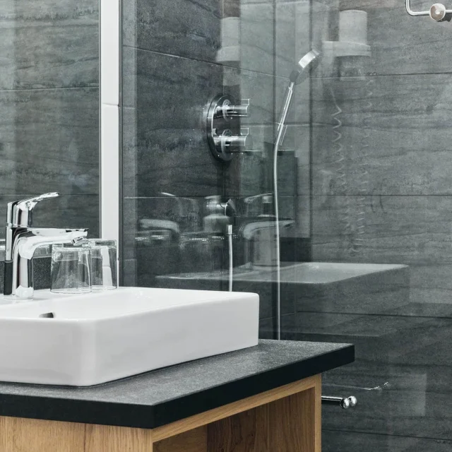 Modernes Badezimmer mit Waschbecken und Dusche.