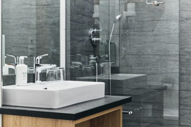 Modernes Badezimmer mit Waschbecken und Dusche.