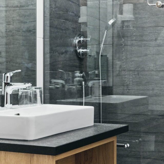 Modernes Badezimmer mit Waschbecken und Dusche.