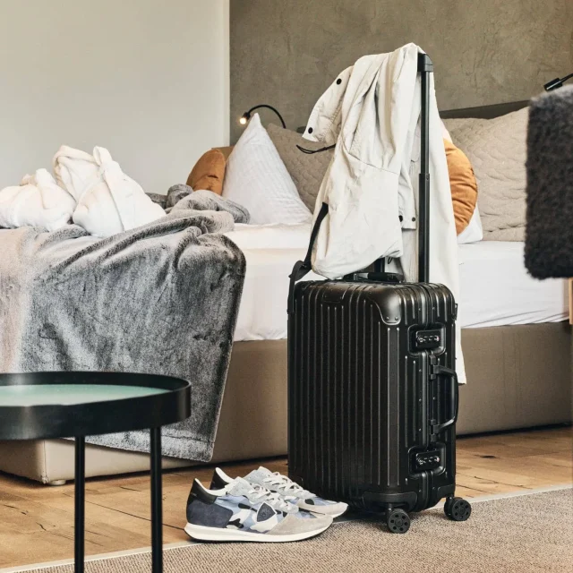 Koffersituation in einem modernen Schlafzimmer.