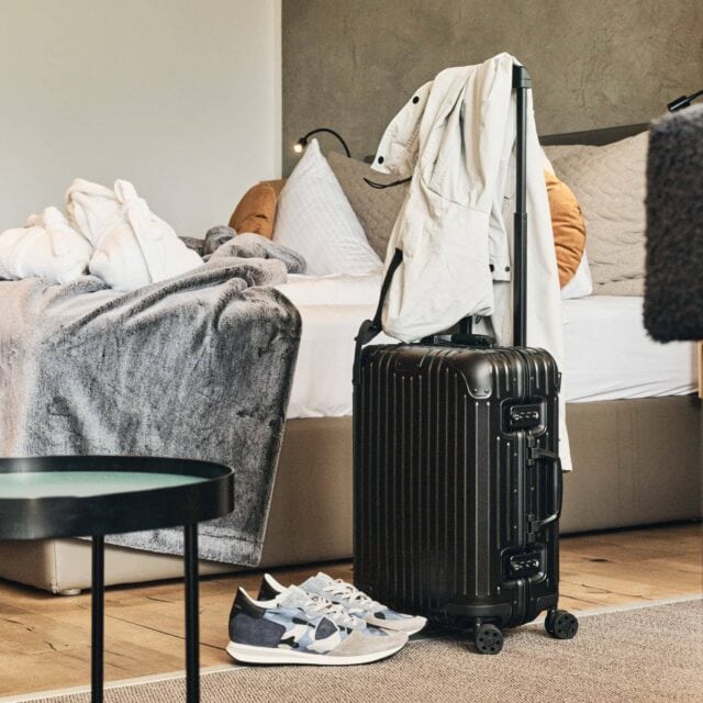 Koffersituation in einem modernen Schlafzimmer.