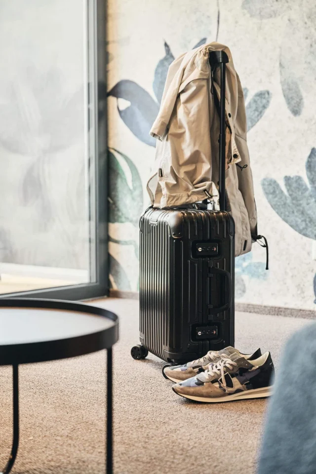Reisekoffer mit Jacke und Schuhen
