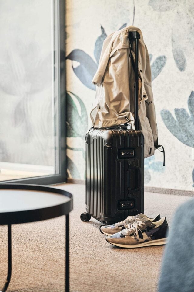 Reisekoffer mit Jacke und Schuhen