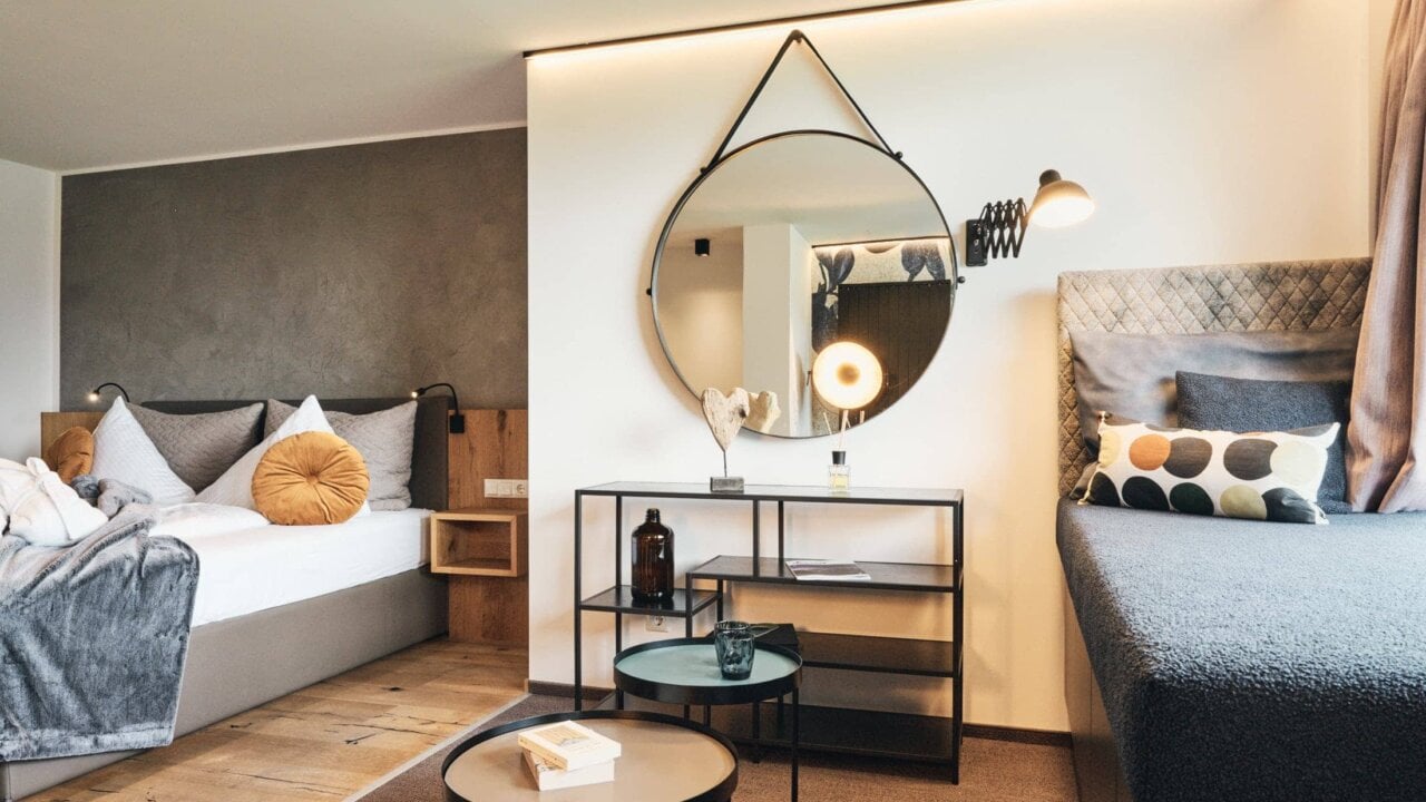 Gemütliches Zimmer mit modernem Interieur.